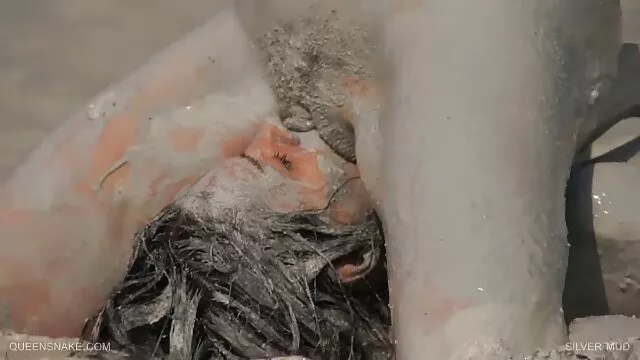 این بلوند با یک مدل آشنا می شود و در رختخواب با او رابطه جنسی برقرار سکسدخترخوشگل می کند