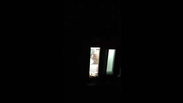 مردی پارتی پورن یک دختر خوابیده را لوس می کند و آن را بر روی فیلم ضبط می کند