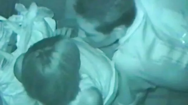 نریان Cumshot با عینک درست روی فیلم پورن دوجنسه شیر