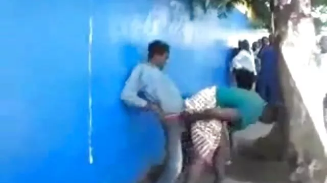 رئیس بیدمشک یک دختر جوان پورن پیرزن را اغوا می کند