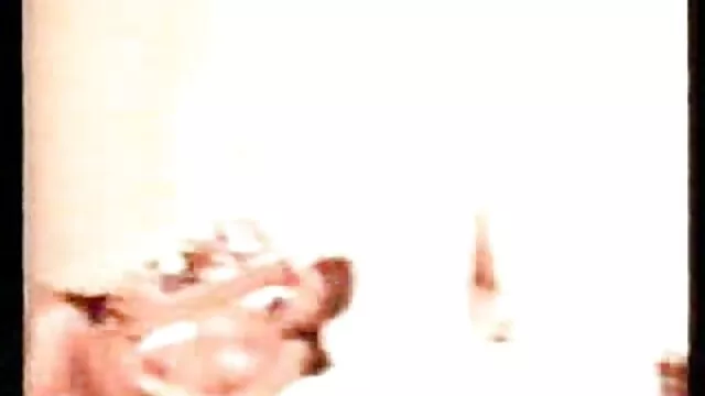 فاحشه داغ الاغ فیلم های سکسی پورن استار ها از پشت فاک شده و به آرامی در گربه خود تقدیر می کند