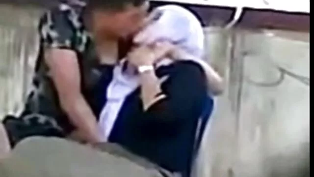 دو عضو مرد سوراخ نرم یک دختر روسی را در فیلم پورن زورگیری تخت پاره کردند
