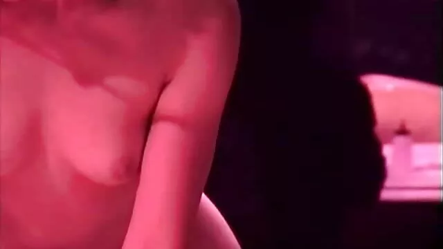 Cumshot بر زبان یک فیلم سکسی کندی چارمز دختر زیبا